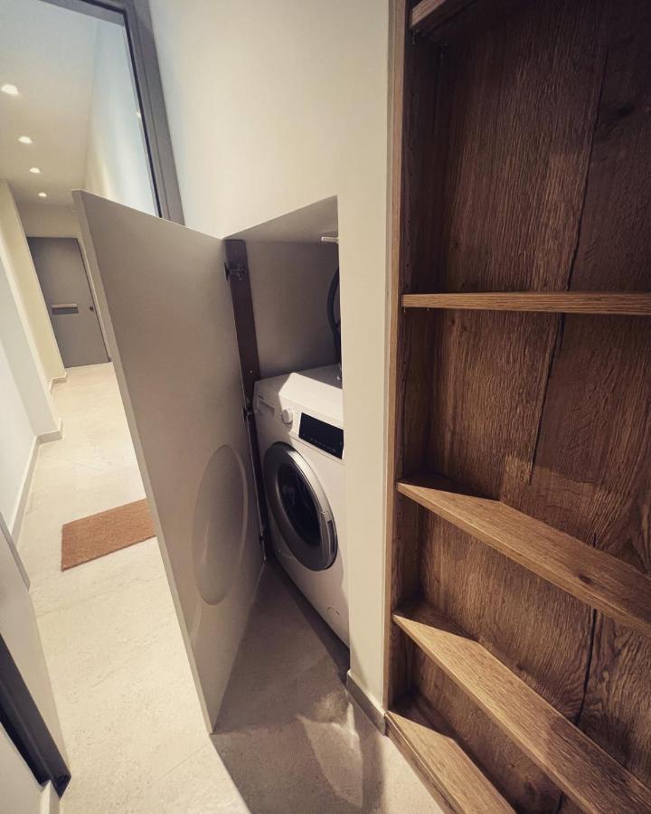 Luxurious Wooden Detail Flat In City Center Chalkida Exterior photo